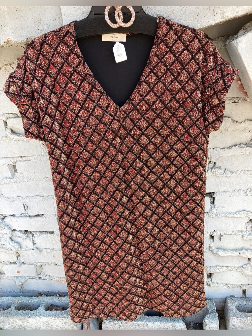 Vintage-Inspired V-Neck Short Sleeve Top - Rust Diamond Print Entro size small